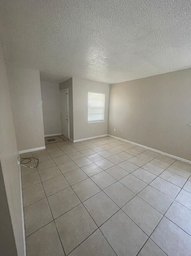 Building Photo - 2221 Leo Dr
