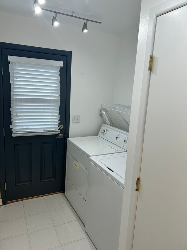 Building Photo - Spacious 3-Bedroom Home + Office/Den in De...
