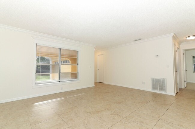 Building Photo - Sanford Home - 3/2 with garage and huge yard