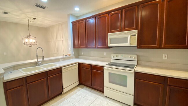Building Photo - 2 Bedroom, 2 Bath Townhome in Beautiful La...