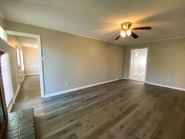Building Photo - 3 bed, 2 bath home with access to 79 and 40.