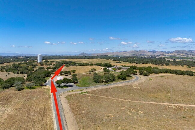 Building Photo - Private Gated Mini-Ranch • 7+ Acres • Luxury Country Living • Indoor Pool • Horses Welcome