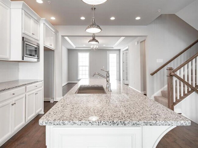 Building Photo - 3 bed 2.5 bath - Luxury Living Meets Subur...