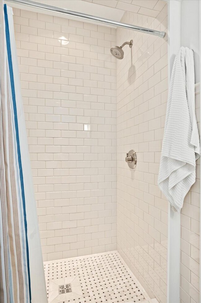 Building Photo - Exceptional Living in the Heart of Arlingt...