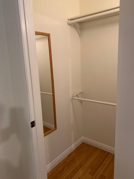 Building Photo - 1909 N Hollywood Way