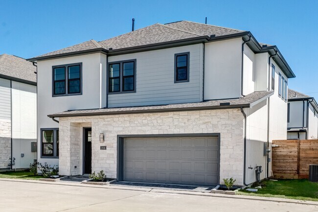 Building Photo - 12016 Royal Oaks Banner Wy