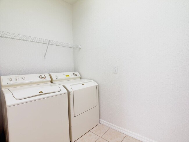 Building Photo - 1131 N Hampton Dr