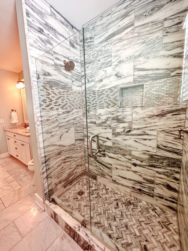 Building Photo - New, exclusive 3200 sq ft 4 bedroom/3.5bat...