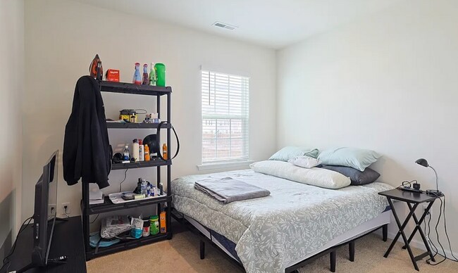 Building Photo - Beautiful 5 Bedroom, 3 Bath Home- New to Rental Market- Short Commute to Ft. Bragg