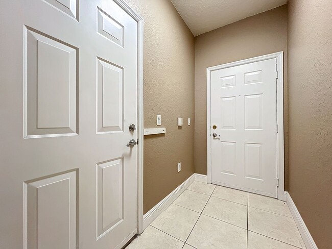 Building Photo - LUXURY 3 Bedroom / 2 Bath Townhome in a ga...