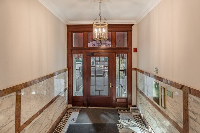 Building Photo - 35 Queensberry St