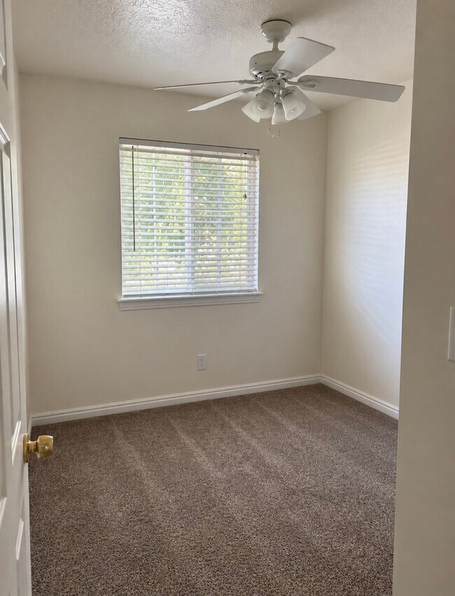 Building Photo - 1093 Eastgate Dr