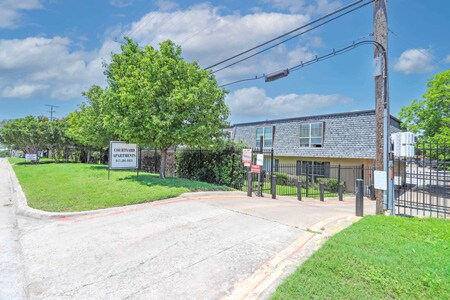 Building Photo - 2701 Green Oaks Rd