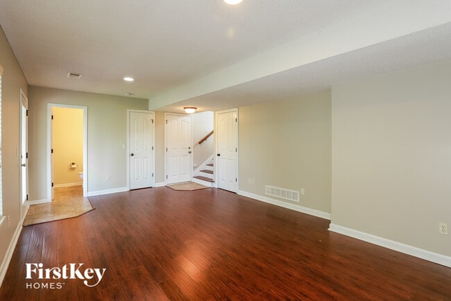 Building Photo - 8700 N Colrain Ct