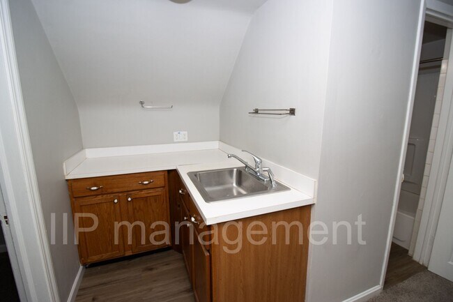 Building Photo - University Heights 4bed gorgeous 2nd Floor...