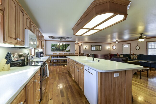 Building Photo - 5558 State Hwy 265