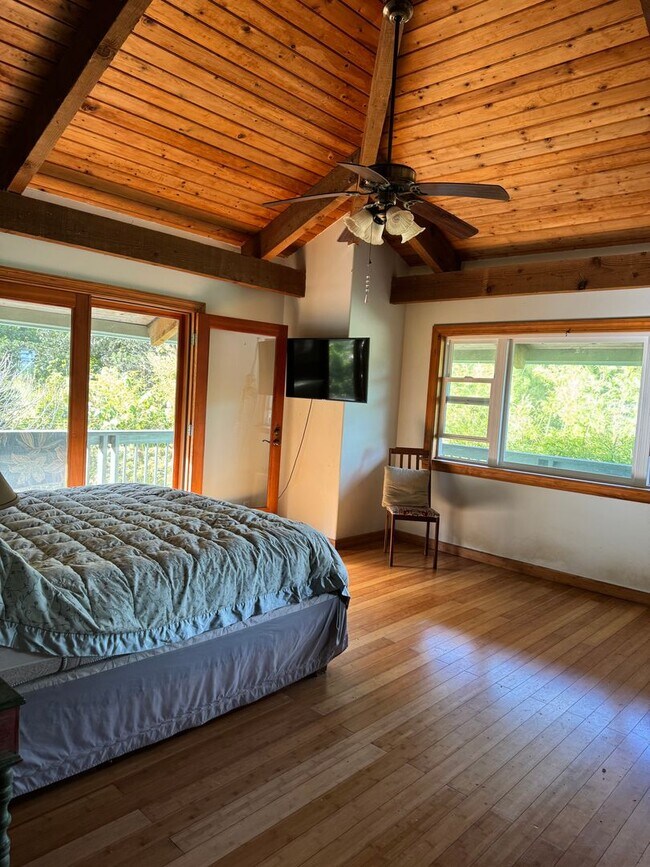 Building Photo - Prime location, large custom home near Wai...