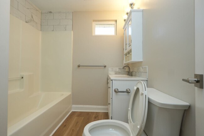 Building Photo - 2BR w/ Driveway & W/D Hookups near Uptown Charlotte