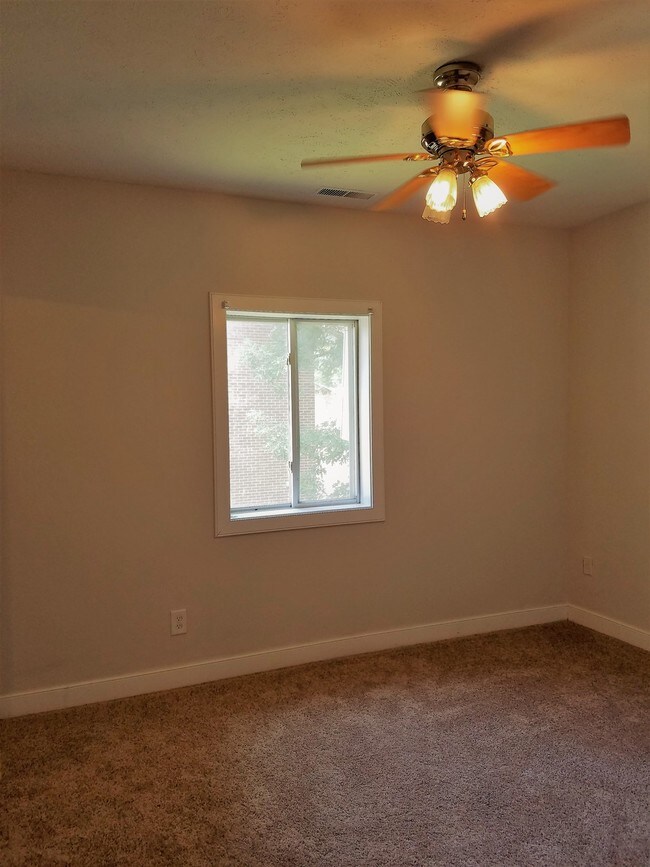 Building Photo - 5216 Castlewood Road, Unit E