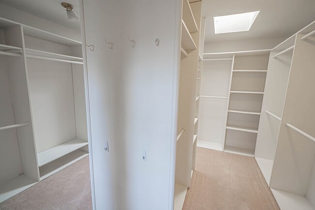 Building Photo - Old Orchard 1 - 4 Bedroom Home in Valencia!