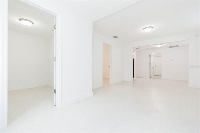 Building Photo - 118 W Sligh Ave