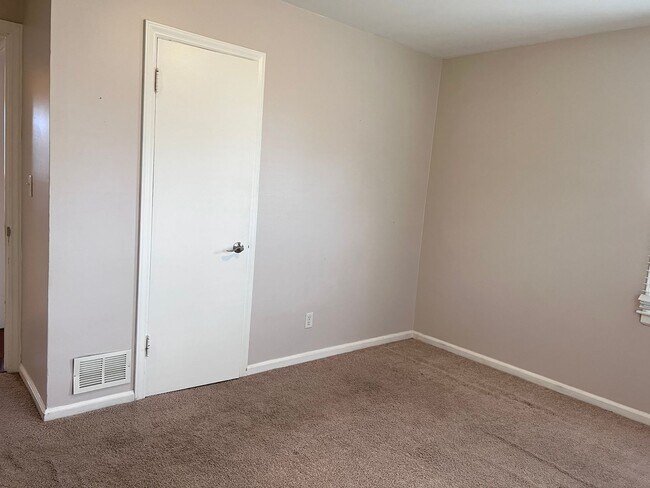 Building Photo - East Grand Rapids schools! 4 Bedroom Home