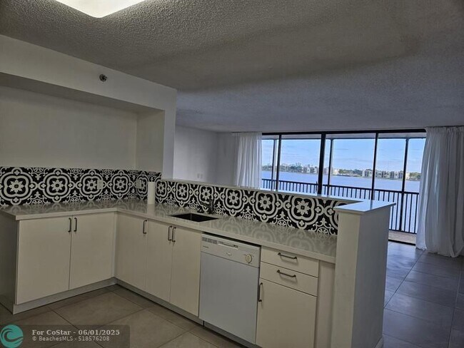Building Photo - 105 Lake Emerald Dr