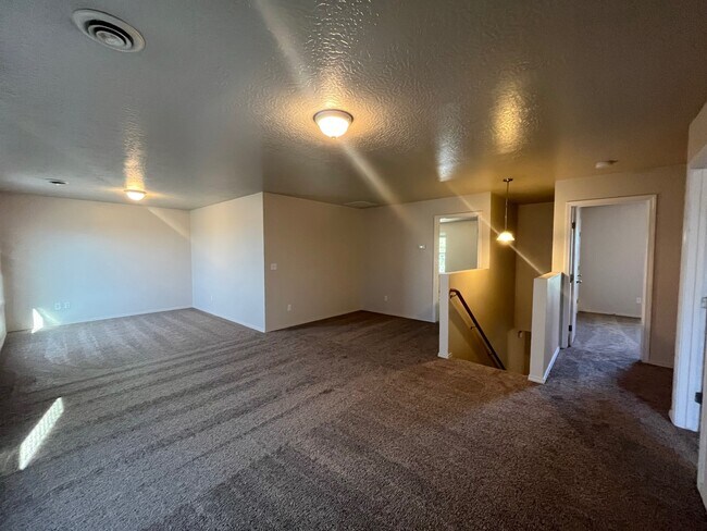 Building Photo - 945 W Woodpine St