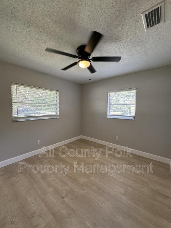 Building Photo - 2255 E Helen Cir