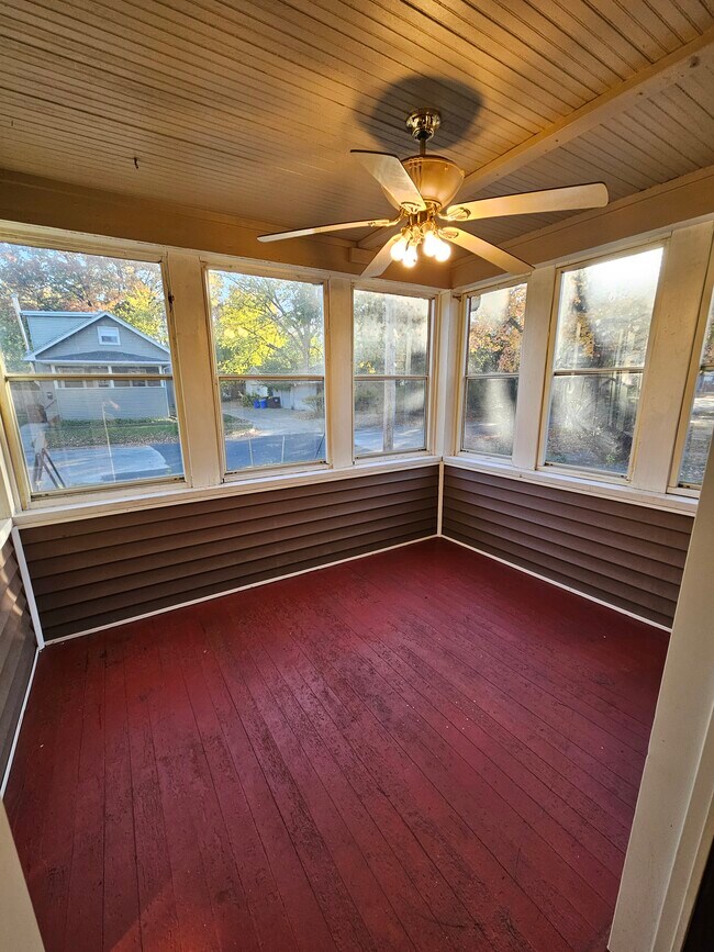 3 seasons room/ sunroom - 709 Camlin Ave