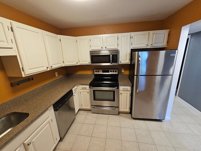 Building Photo - FOX HILL!!! Beautiful Two Bedroom Condo available now for immediate move in!!!