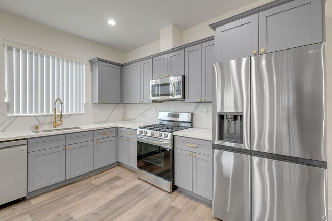 Building Photo - 4 Bed / 4 Bath Townhome in Sawtelle