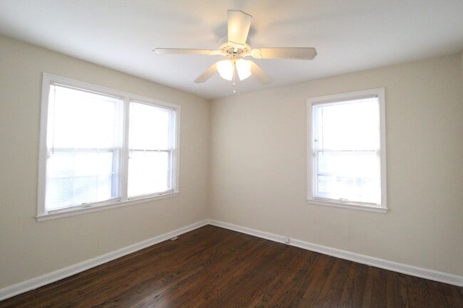 Building Photo - October FREE On This 1 Bedroom 1 Bath Dupl...