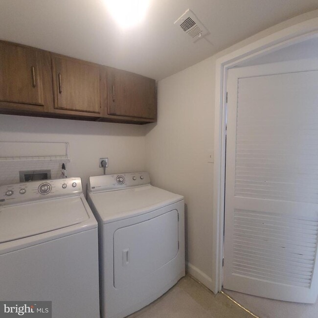 Building Photo - 9730 Kingsbridge Dr
