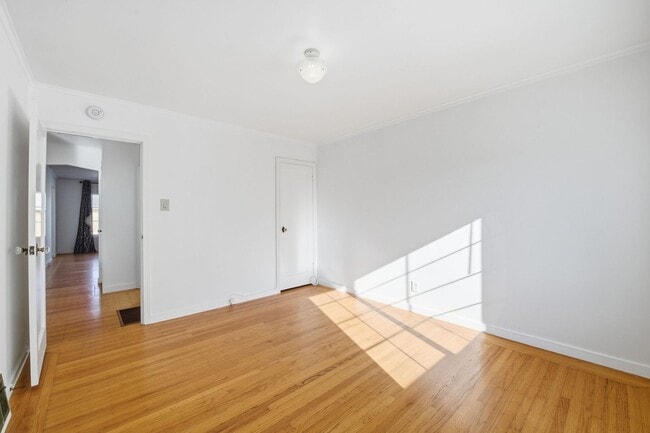 Building Photo - 347 Staples Ave