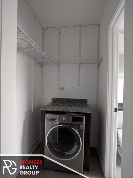 Building Photo - 423 W Belden Ave