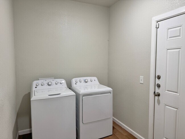 Building Photo - Fully Remodeled 3 Bed 2 Bath In Floral Hei...