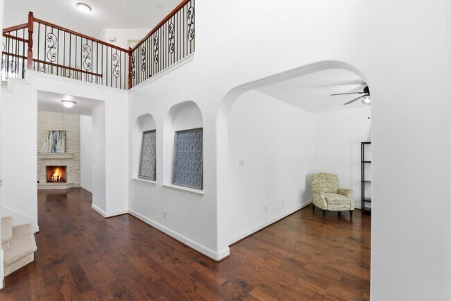 Building Photo - 6010 Green Meadows Ln