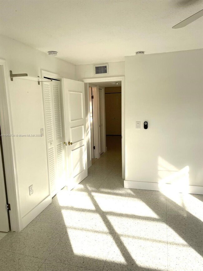 Building Photo - 6424 Collins Ave