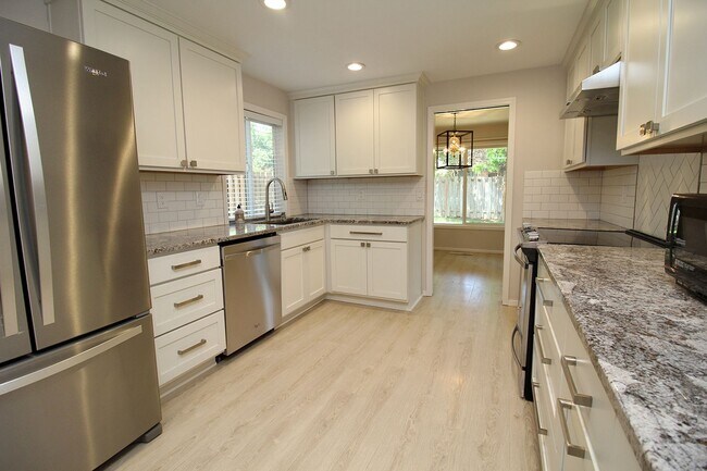 Building Photo - Freshly Remodeled Sprawling 3 Bed, 2 Bath ...