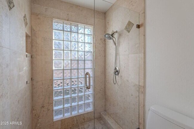 Building Photo - 3-bedroom townhome in great central Phoeni...