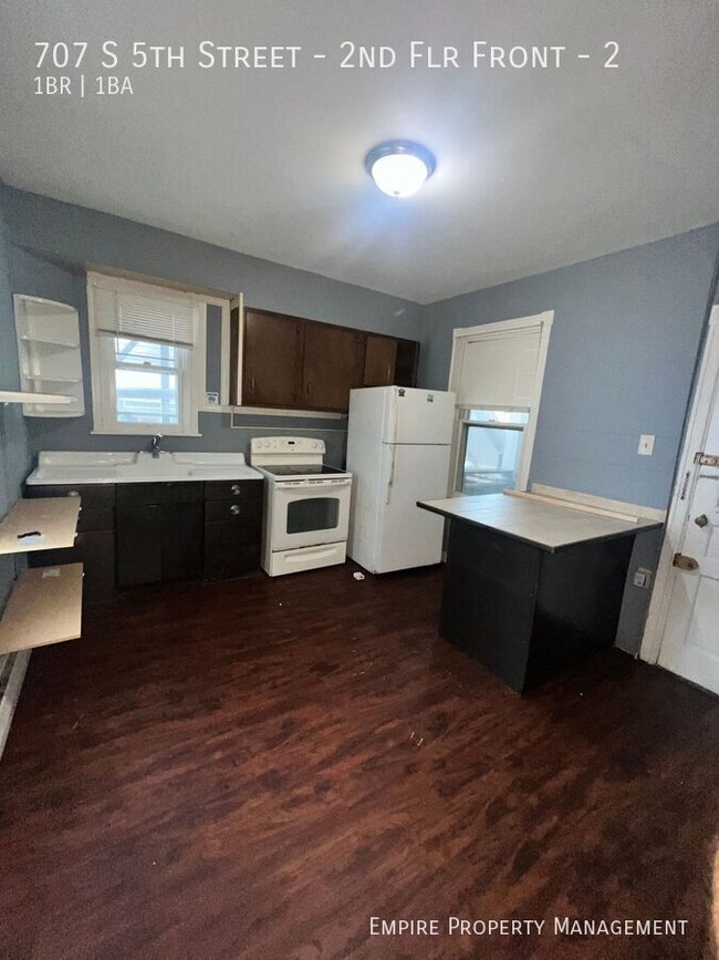 Building Photo - Available! 2nd floor: 1 Bedroom / 1 Bathro...