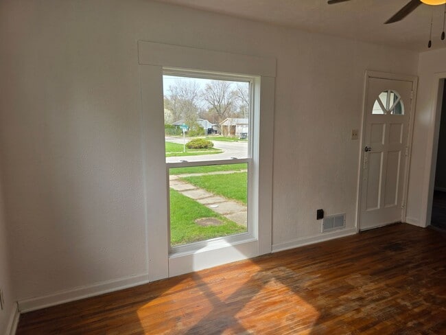 Building Photo - Updated 2-Bedroom, 1-Bathroom Home with Garage – $1,350/Month | Accepting Section 8