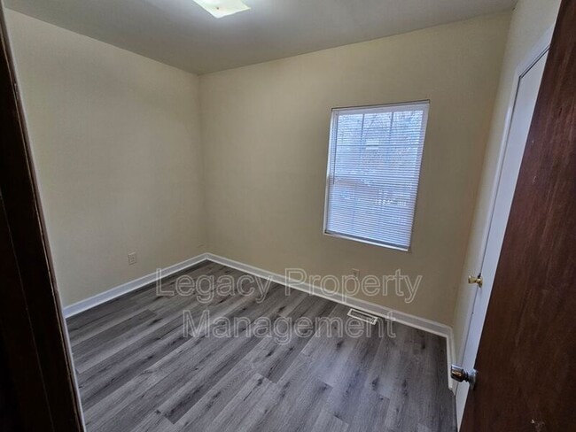 Building Photo - 442 Avon Ave
