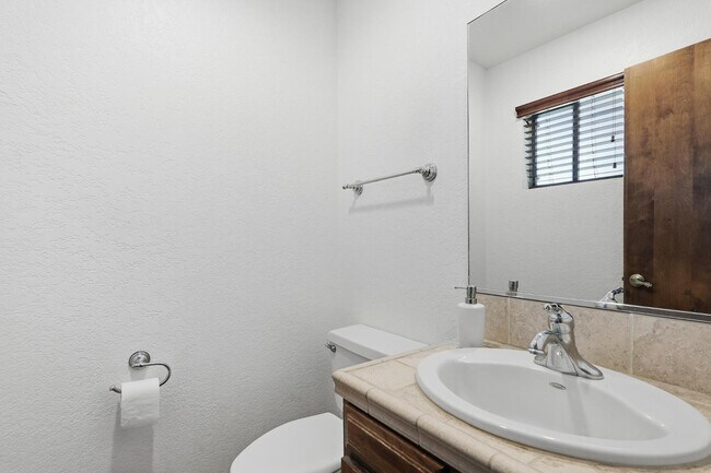 Building Photo - 1003 E Calle Monte Vista