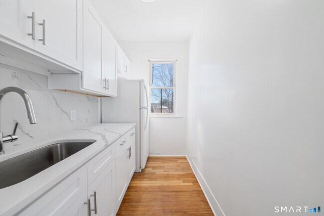 Building Photo - 196 Center St