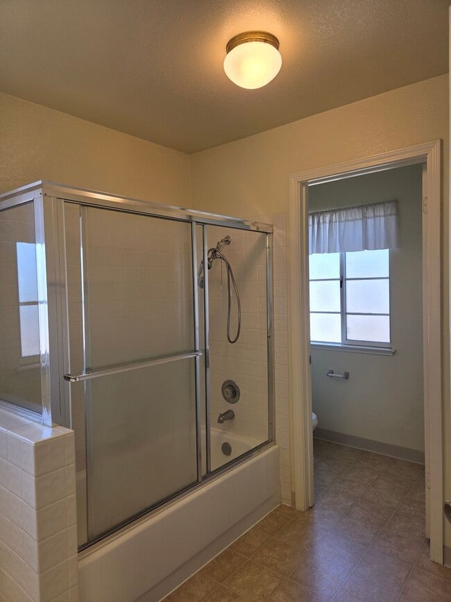 Building Photo - Spacious Laurel Creek Home
