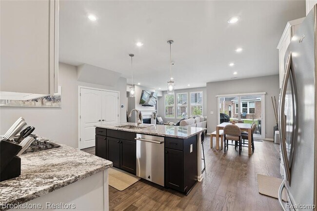 Building Photo - 765 Hummingbird Dr