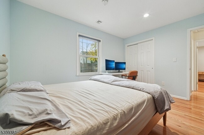 Building Photo - 17 Edison Dr