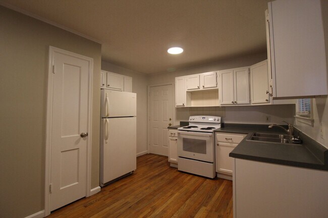Building Photo - 2 Bedroom 1 Bath Home in Roeland Park.